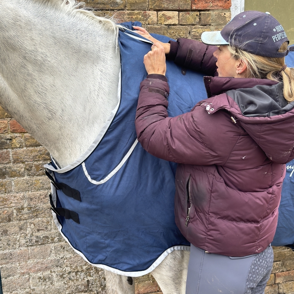 Horseware Rambo Supreme Dry Rug with Hideaway Hood on greay horse after bathing Horseware Rambo Supreme Dry Rug with Hideaway Hood on greay horse after bathing