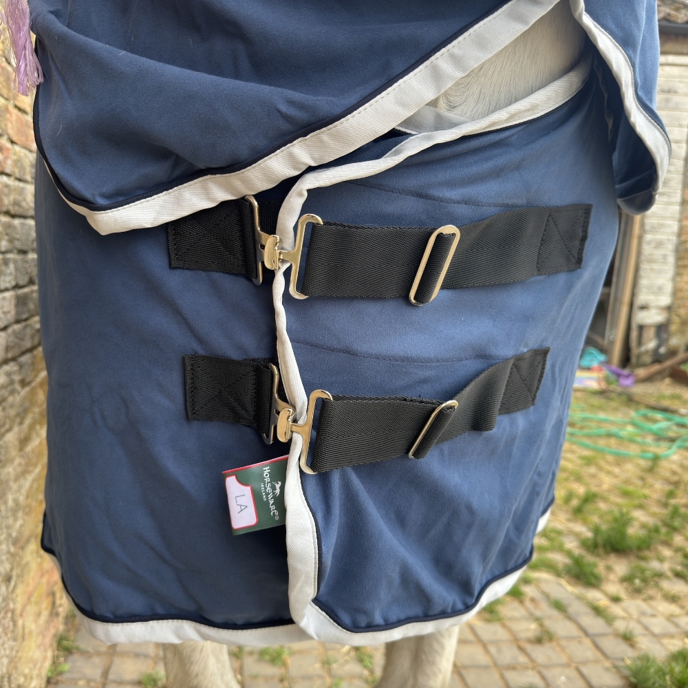 Front Fastenings of the Rambo Supreme Horse Drying Rug Front Fastenings of the Rambo Supreme Horse Drying Rug